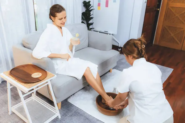 Kvinnan Njuter Lycksalig Fotmassage Lyxiga Spa Salong Medan Massör Ger — Stockfoto