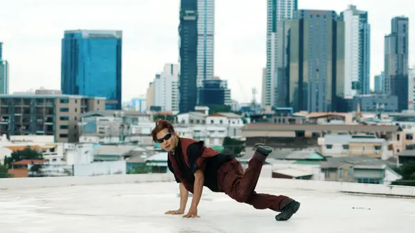Profesional Asiático Break Dance Práctica Boy Dance Mientras Amigos Multiculturales —  Fotos de Stock