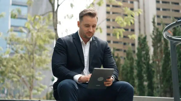 グリーンシティに座っている間 タブレットで働く白人ビジネスの人々 タブレットを使用して ビジネスチームとリモートで作業しながら財務データ分析を閲覧および検索するエキスパートマネージャー ウラベン — ストック写真