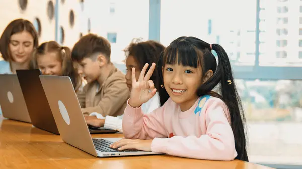 Menina Asiática Inteligente Trabalhando Laptop Fazendo Olhando Para Câmera Diversas — Fotografia de Stock