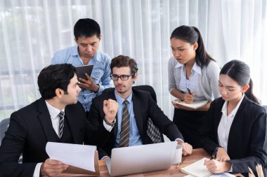 Modern ofis ortamında çalışan çeşitli etnik gruplardan çeşitli iş adamları. Üretken ve çok ırklı ofis çalışanları stratejik ticari pazarlama konusunda tartışmaya giriştiler. Çok titiz.