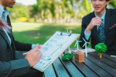 Çevre dostu kalkınma planı ve daha yeşil bir gelecek için sürdürülebilir teknoloji projesi sunan Asyalı iş adamlarından oluşan bir grup, Doğal Park 'ta açık hava eko iş bürosu kuruyor. Gyre