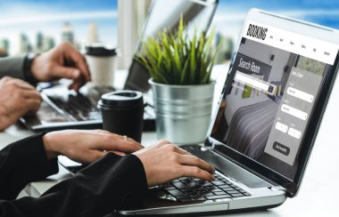 Çevrimiçi otel konaklama rezervasyon sitesi mod rezervasyon sistemi sağlar. Seyahat teknolojisi kavramı .