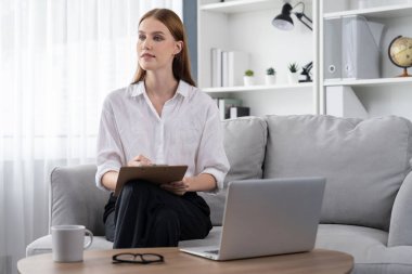 Klinikteki psikolog kadın. Profesyonel portresi. Dostane gülümsemesiyle hastayı psikoloğa davet ediyor. Tecrübeli ve kendine güvenen psikolog son derece uzmandır.