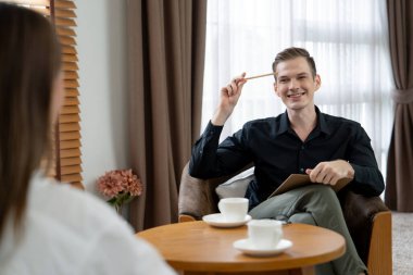 Psikolojik konsültasyon zihinsel problemde iyileşme kaydediyor. Psikiyatrist akıl hastalığı teşhisi koyarken mutlu genç bayan hasta terapi seansı yapıyor. Açılıyor