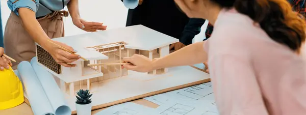 Analyse Des Architektenteams Und Brainstorming Über Den Hausbau Besprechungstisch Mit — Stockfoto