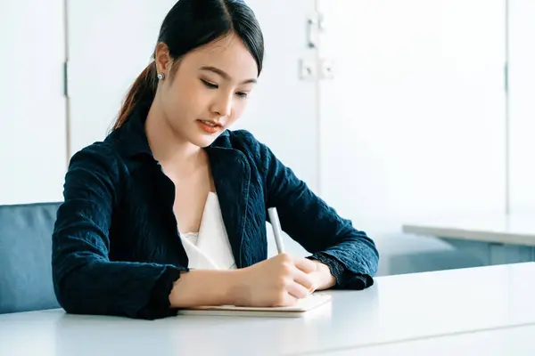 Beautiful Young Asian Woman Writes Letter Notebook While Sitting Office — Stock Photo, Image
