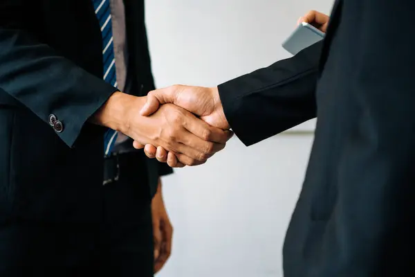 Conceito Acordo Entre Empresários Empresário Faz Aperto Mão Com Outro — Fotografia de Stock