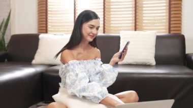 Genç bir kadın internet bankacılığı için kredi kartıyla dizüstü bilgisayar kullanıyor. Evinde online ödeme kapısı ile E ticareti yapıyor. Banka kartıyla modern ve kullanışlı online satın alma. Blithe