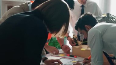 Yetenekli mühendis takımının ev inşaatı hakkında konuştuğu en iyi manzara. Planlar hakkında beyin fırtınası yapmak için tartışan ve yazan bir grup zeki mimar ya da tasarımcının hava görüşü. Hizalama.