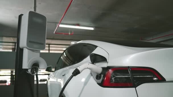 가능성을 보여주는 도시에서 주차장에 자동차 깨끗한 에너지 라이프 스타일 자동차 — 비디오