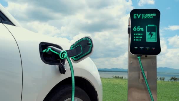 Miljövänlig Elbil Med Ren Energiuppladdningsbatteri Från Futuristiska Smarta Laddstation Naturskön — Stockvideo