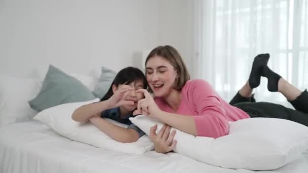 Щаслива Азіатська Дочка Розумна Мама Лежать Ліжку Дивлячись Камеру Енергетична — стокове відео