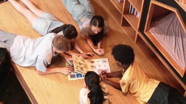 Groupe Enfants Divers Couchés Cercle Tout Lisant Livre Bibliothèque Vue — Video