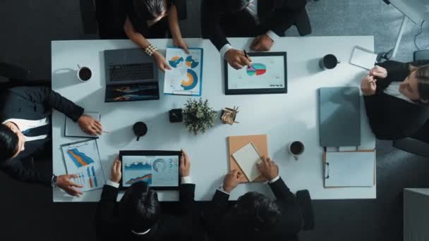 Akıllı Pazarlama Ekibinin Iyi Görüşü Toplantı Masasındaki Tablet Laptoptan Finansal — Stok video