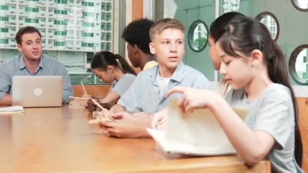 Asiatisk Flicka Skrattar Kaukasiska Pojke Idé Medan Professionell Lärare Undervisning — Stockvideo