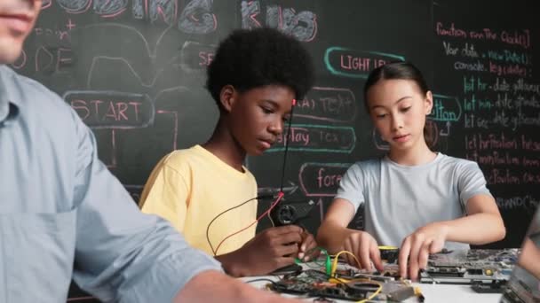 Молодой Студент Пока Учитель Программирует Инженерный Код Уроке Stem Освоение — стоковое видео