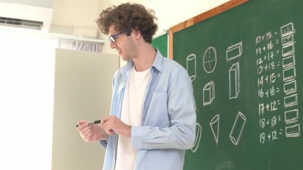 Biała Nauczycielka Patrzy Ucznia Stojąc Przy Tablicy Niski Kąt Kamery — Wideo stockowe