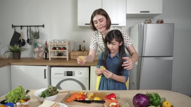 Slimme Blanke Moeder Aziatisch Meisje Die Samen Koken Poseren Voor — Stockvideo