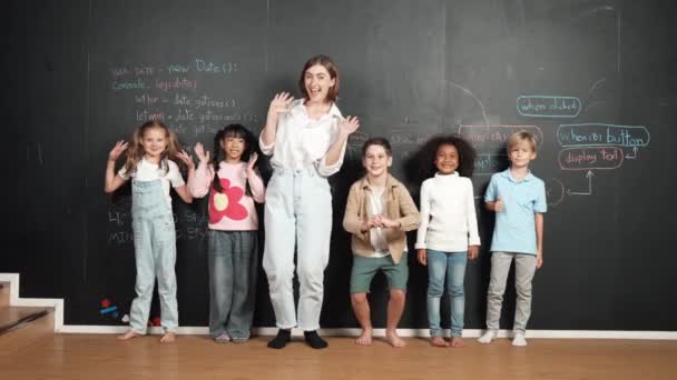 Flerkulturell Student Lærer Smilende Bølgende Hånd Blackboard Med Ingeniørkode Eller – stockvideo