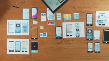 Cep telefonu arayüzü ya da yazılım programı için simge seçerken tablet tutan yazılım geliştiricisinin en üstteki görünümü. Kablo prototipi geliştirmek için Ux Ui tasarımı kullanarak başla. Cemaat.