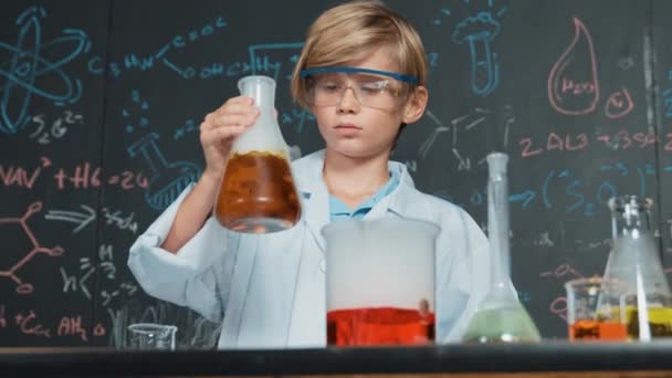 Garçon Intelligent Inspecter Liquide Chimique Mélangé Dans Des Béchers Laboratoire — Video