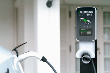 Elektrikli taşıt teknolojisi konut alanı ya da EV akü şarjı için ev şarj istasyonu olarak kullanılır. Gelecekteki çevre için temiz ve sürdürülebilir enerji ile çevre dostu ulaşım. Eşzamanlama