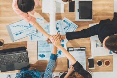 İş adamları ve iş kadınları, takım çalışması, destek ve iş birliğini gösteren çok kültürlü ofis odasındaki grup toplantılarında el ele tutuşuyorlar. Çeşitli işyerleri ve şirket çalışanları konsepti. uds
