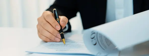 Business Executive Podpisujący Dokument Umowy Beli Pomocą Adwokata Lub Adwokata — Zdjęcie stockowe