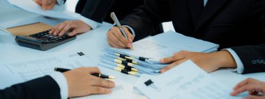 Kurumsal muhasebeci ekibi vergi iadelerini hesaplamak ve en yüksek seviyeye çıkarmak için hesap makinesi kullanır ve finansal veri raporuna dayanarak finansal performansı artırır. Panorama 'daki modern muhasebe. Kurnaz.