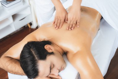 Kafkas erkek müşteri stres önleyici spa masajının keyfini çıkarıyor ve lüks otel veya oteldeki gündüz açık hava ortamında güzellik derisi eğlencesi ile şımartıyor. Sessiz.