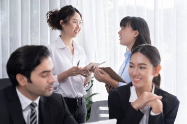 Modern ofis ortamında çalışan çeşitli etnik gruplardan çeşitli iş adamları. Üretken ve çok ırklı ofis çalışanları stratejik ticari pazarlama konusunda tartışmaya giriştiler. Çok titiz.