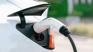 Kapalı EV elektrikli araba şarj bataryası şehrin ticari bölgesinde ya da alışveriş merkezinde. Sürdürülebilir ve çevre dostu seyahat için şarj edilebilir araç için alternatif enerji teknolojisi. Yararlı