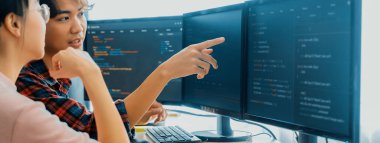 Profesyonel programcı takım işbirliğinin kırpılmış görüntüsü web kodlaması hakkında tartışırken iş arkadaşı Java metni modern şirket ofisinde bilgisayarda gösteriliyor. - Yakın çekim. Filizlenen.