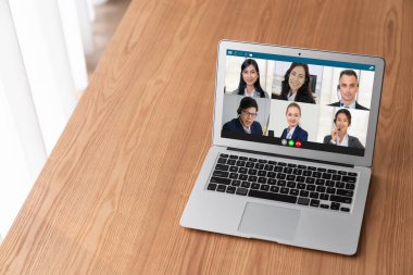İş dünyasından iş adamlarının modern sanal grup toplantısı için video konferansındaki iş adamları