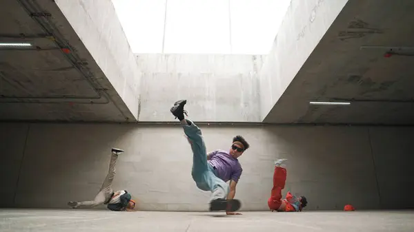 Groep Van Stijlvolle Hipster Samen Dansen Het Gebouw Happy Break — Stockfoto