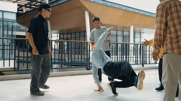Hip Hop Team Dans Break Dance Terwijl Multiculturele Vriend Omringd — Stockfoto
