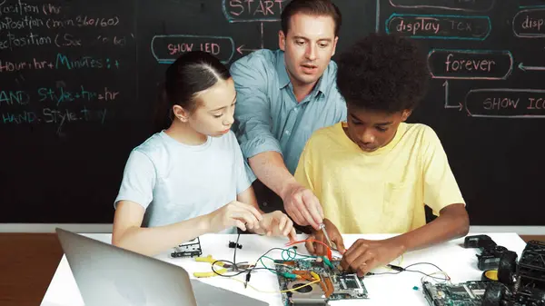 Smart Mentor Undervisar Konstruktion Huvudtavlan Medan Olika Inlärningssystem För Tonåringar — Stockfoto