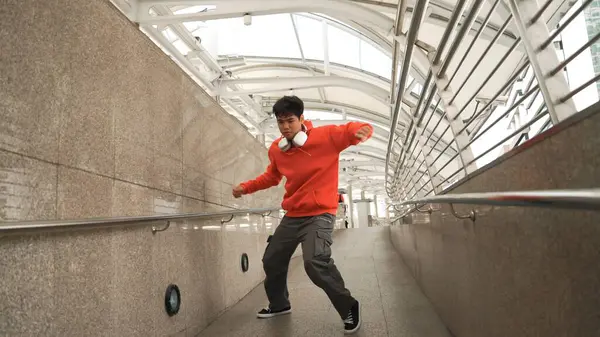 Skicklig Asiatisk Break Dansare Visar Boy Steg Dans Smal Korridor — Stockfoto