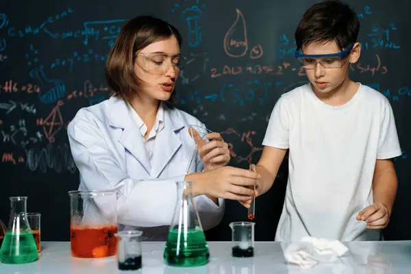 Professora Apoia Estudante Laboratório Schoolboy Professor Ficar Experimentar Sobre Ciência — Fotografia de Stock