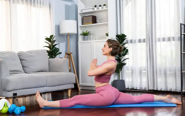 Flexibele Behendige Vrouw Sportkleding Doet Yoga Positie Meditatie Houding Trainingsmat — Stockfoto