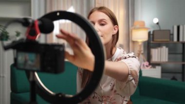 Kadın Etkilenen Vlog video görüntülerini canlı yayınlıyor Makyaj primi sosyal medya veya blog. Kozmetik stüdyosu ışıklandırmalı mutlu genç kız çevrimiçi pazarlama oturumu yayını için..