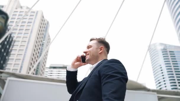 Empresário Caucasiano Inteligente Chamando Seu Colega Para Planejar Estratégia Financeira — Vídeo de Stock
