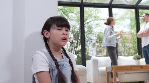 Chica Joven Estresada Infeliz Acurrucarse Esquina Cubrir Sus Oídos Bloqueando — Vídeo de stock