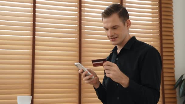 Junger Mann Sitzt Mit Online Bezahl App Und Digitaler Brieftasche — Stockvideo
