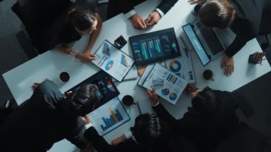 Profesyonel iş adamının yukarıdan aşağıya havadan bakış açısı veri yatırımı grafiğini analiz etmek için finansal istatistik dağıttı. Çeşitli yatırımcıların oluşturduğu bir grup pazarlama stratejisi üzerinde çalışıyor. Müdürlük.