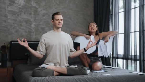 Jongeman Doet Mindfulness Rust Meditatie Negeren Probleem Terwijl Zijn Vrouw — Stockvideo