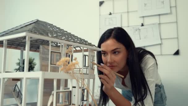 Крупный План Молодого Красивого Умного Инженера Фокусируется Измерении Модели Дома — стоковое видео