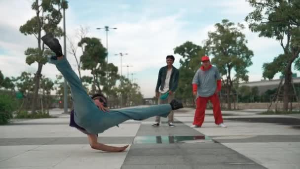 Dançarino Atraente Executar Dança Break Dança Freestyle Frente Amigo Torcendo — Vídeo de Stock