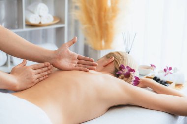 Kafkasyalı kadın müşteri stres önleyici spa masajının keyfini çıkarıyor ve lüks otel ya da oteldeki gündüz açık ortam güzellik salonunda güzellik teniyle eğleniyor. Sessiz.